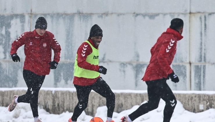 Sivasspor, yoğun kar altında çalıştı