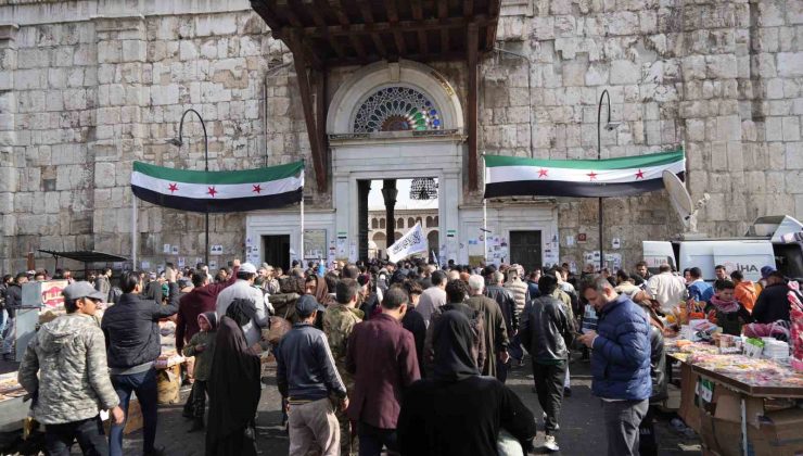 Suriyeliler cuma namazı için Emevi Camii’ne akın etti