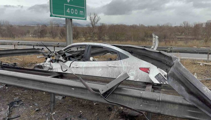 TEM’de bariyerlere ok gibi saplanan aracın motoru ve tavanı koptu