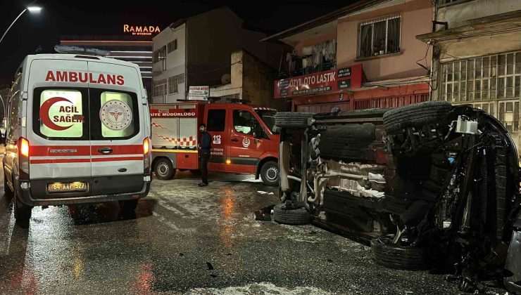 Uşak’ta otomobille çarpışan cip elektrik panosuna çarpıp devrildi: 2 yaralı