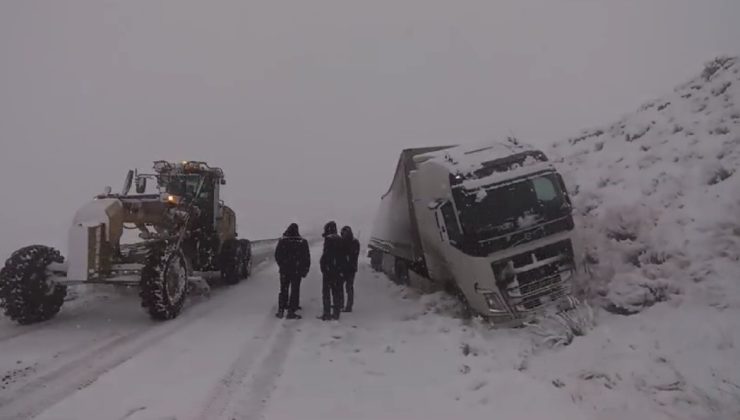 Van’da kar yağışı trafik kazalarına neden oldu, yol saatlerce ulaşıma kapandı