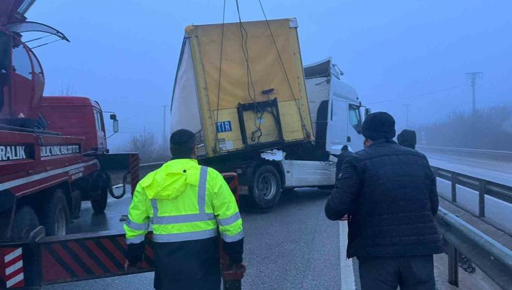 Yoğun sis kazaları beraberinde getirdi, D100’de trafik felç oldu