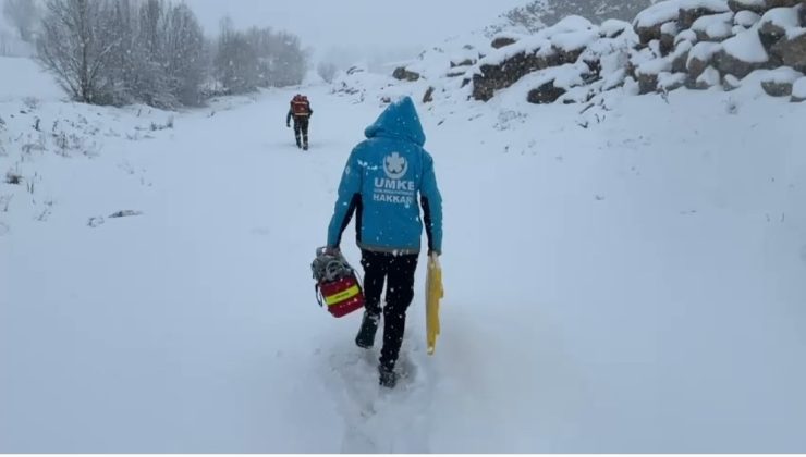 Yüksekova’da kar engeline rağmen 72 yaşındaki hasta hastaneye ulaştırıldı