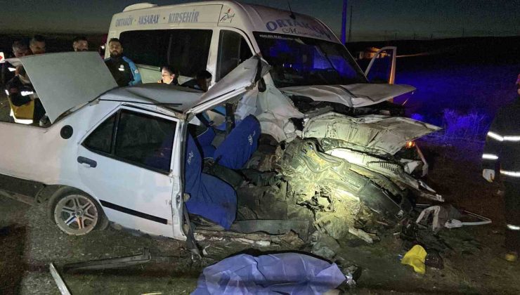 Aksaray’da feci kaza: Tofaş otomobil ikiye bölündü, baba ve kızı hayatını kaybetti