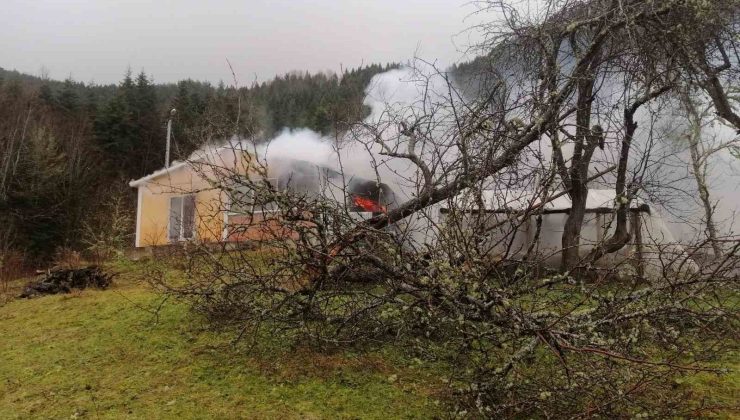 Alevlere teslim olan prefabrik ev kullanılamaz hale geldi