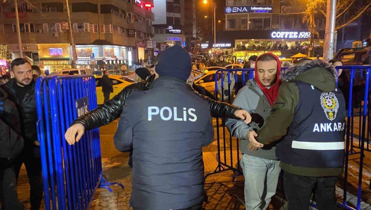 Ankara’da vatandaşlar yeni yıla Kuğulu Park’ta girdi