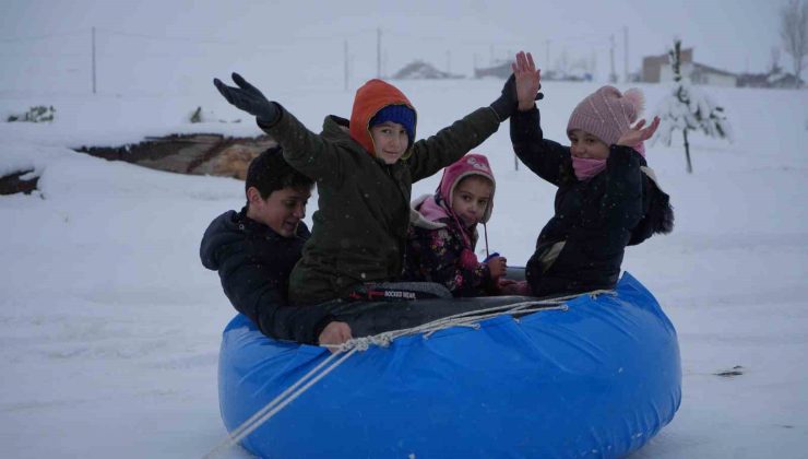 Aracının arkasına bağladığı şambrel ile çocuklarına ve yeğenlerine kayak keyfi yaşattı