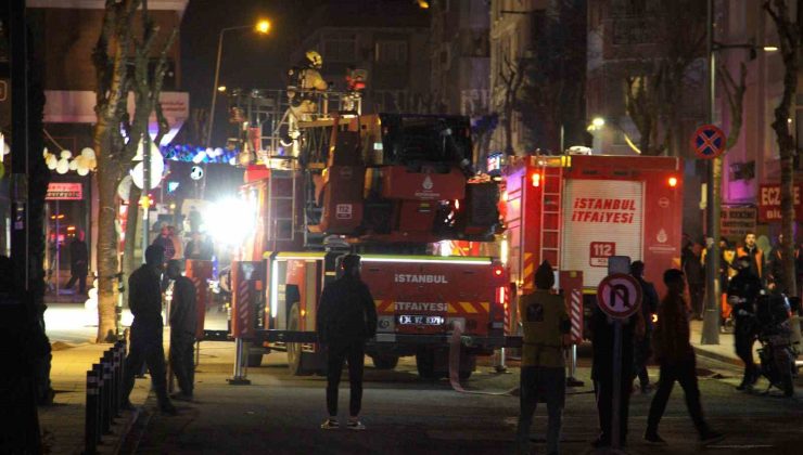 Avcılar’da korkutan çatı katı yangını