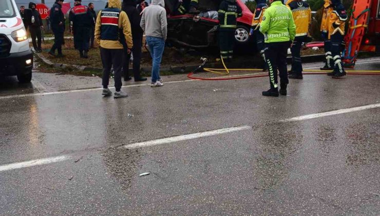 Aydınlatma direğine çarpan araç hurdaya döndü: 2 yaralı