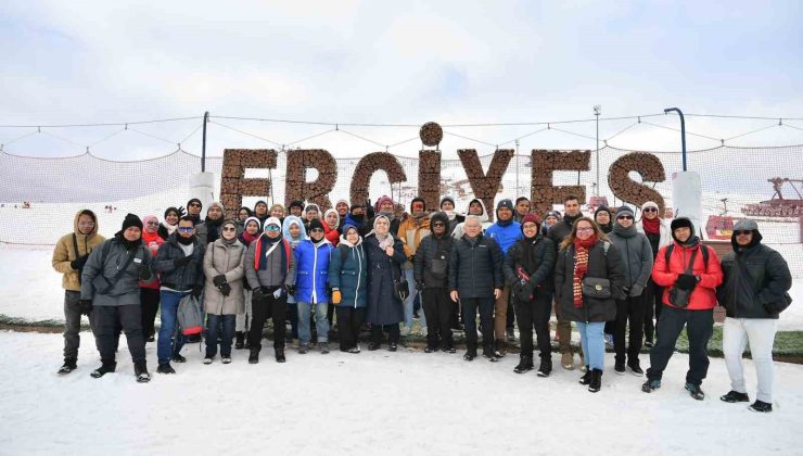 Başkan Büyükkılıç, turistlerle dolup taşan Erciyes’i ziyaret etti