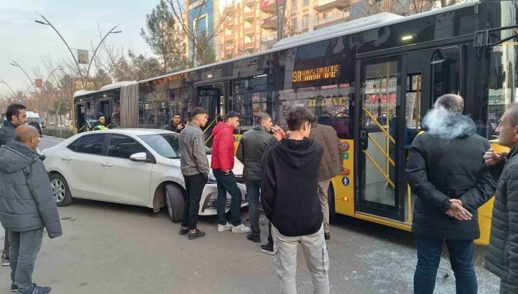 Batman’da belediye halk otobüsü ile otomobil çarpıştı