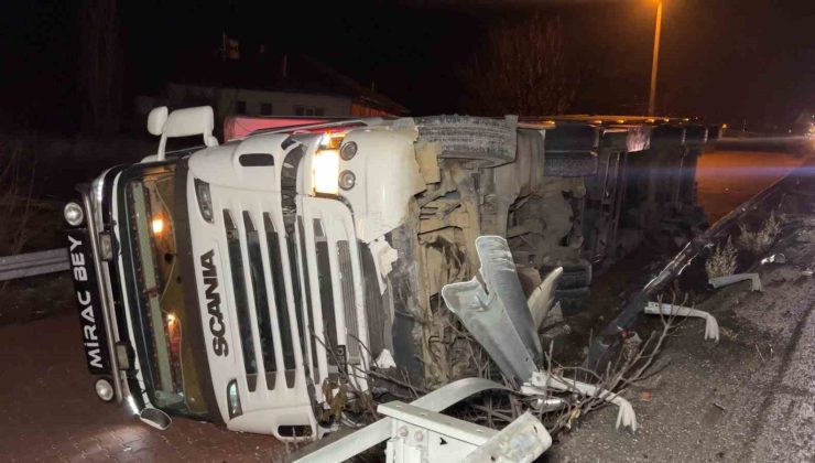 Burdur- Antalya karayolunda kontrolden çıkan tır yan yola devrildi, 1 yaralı