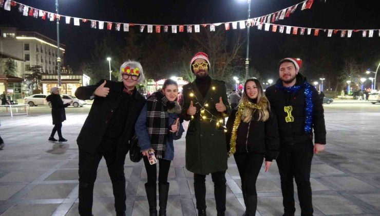 Burdur’da yılbaşı Cumhuriyet Meydanı’nda coşku ile kutlandı