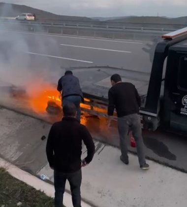 Çekicinin lastiği yandı, kimse durmadı