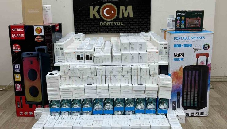 Dörtyol’da 494 adet kaçak telefon aksesuarı ele geçirildi