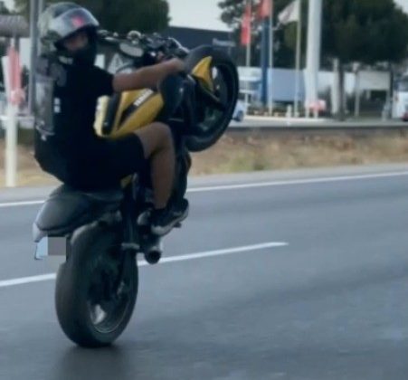 Drift kazayla bitti, motosiklette akrobatik hareketler polisin radarına takıldı