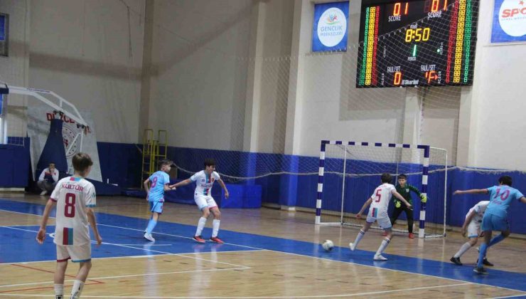 Düzce’de okul sporları futsal şampiyonası heyecanı sürüyor