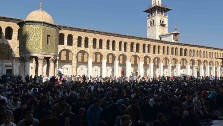 Emevi Camii’nde cuma namazı yoğunluğu