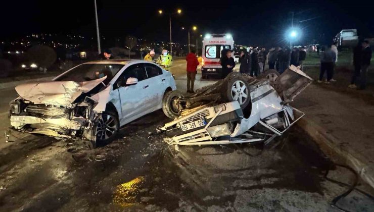 Fiat Tofaş kazada demir yığınına döndü, 3 kişi yaralandı