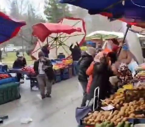 Fırtına, pazarcı esnafına zor anlar yaşattı