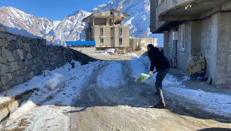 Hakkari’de buzla mücadele çalışmaları sürüyor