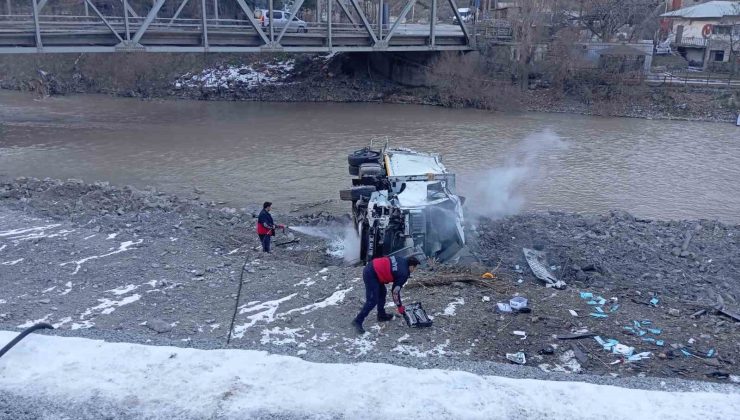 Hakkari’de çöp kamyonu şarampole yuvarlandı: 3 yaralı