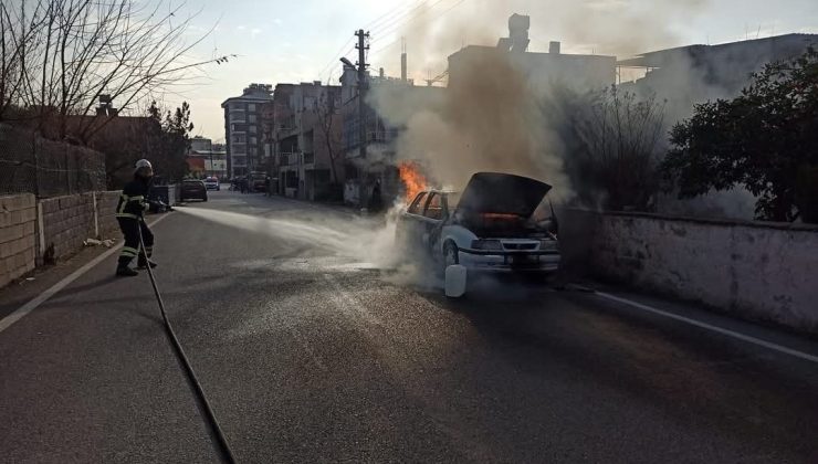 Hatay’da seyir halindeki otomobil yandı