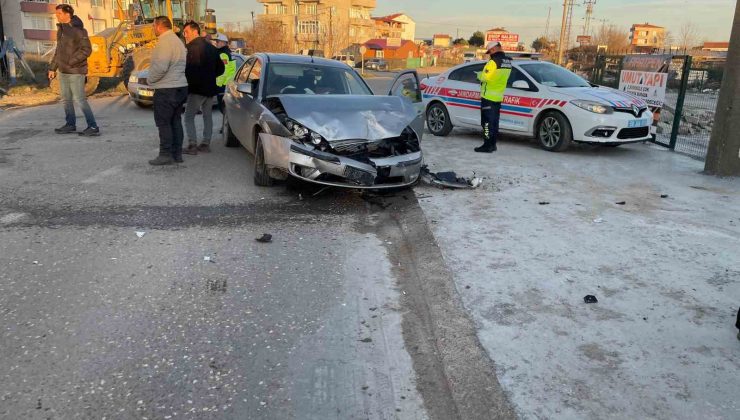 İş makinesi taşıyan kamyon otomobille çarpıştı: Kaza anı kameraya yansıdı