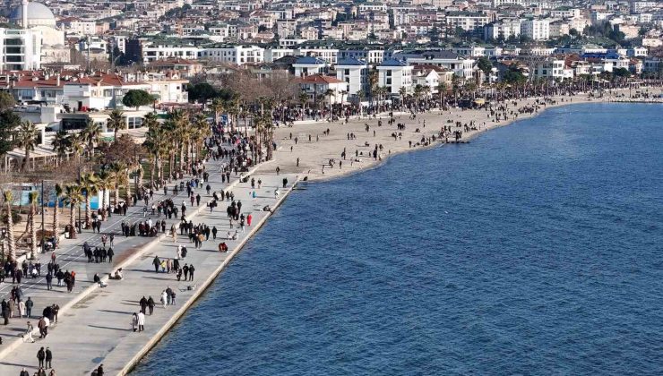 İstanbullular yılın ilk günü vatandaşlar Büyükçekmece sahillerine akın etti