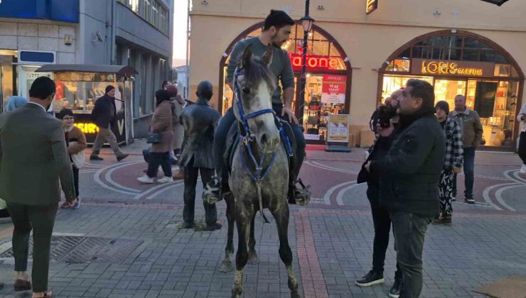 Kalabalık caddeye atla giren şahsa polis engeli