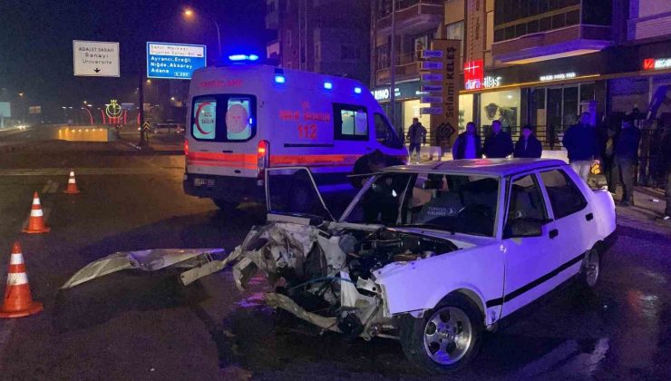 Karaman’da otomobil aydınlatma direğine çarptı: 2 yaralı