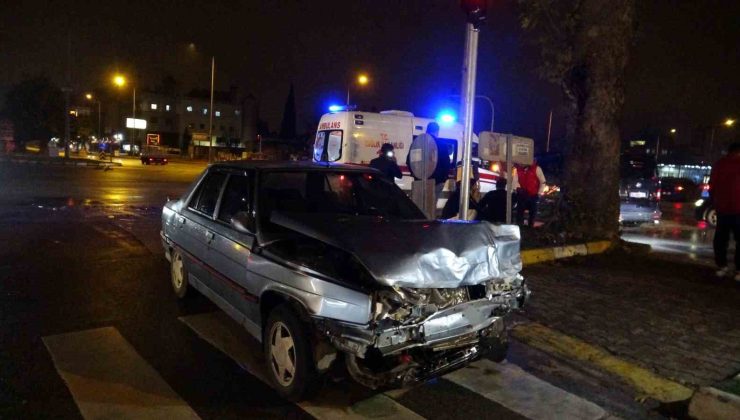 Kavşaktaki kazada hurdaya dönen araçlardan burunları bile kanamadan çıktılar