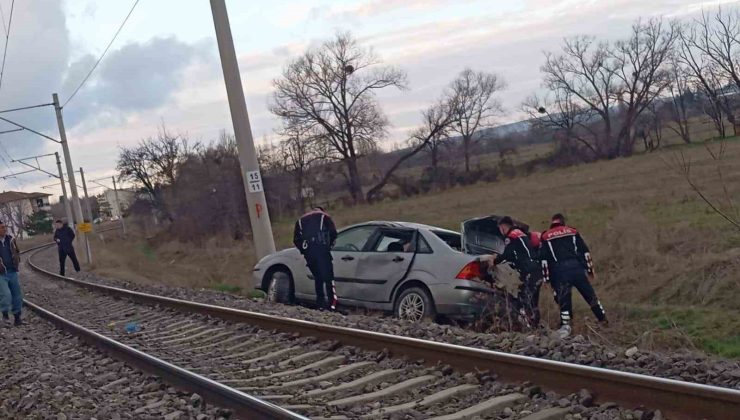 Kütahya’da polisten kaçan araç takla atarak demir yoluna devrildi