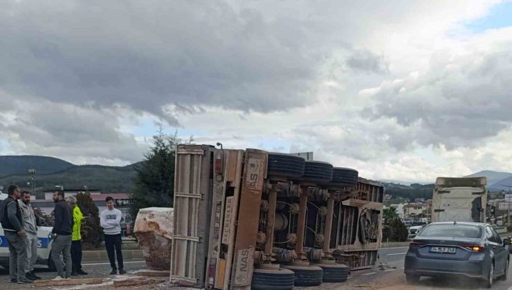 Mermer blok taşıyan Tır’ın dorsesi karayoluna devrildi