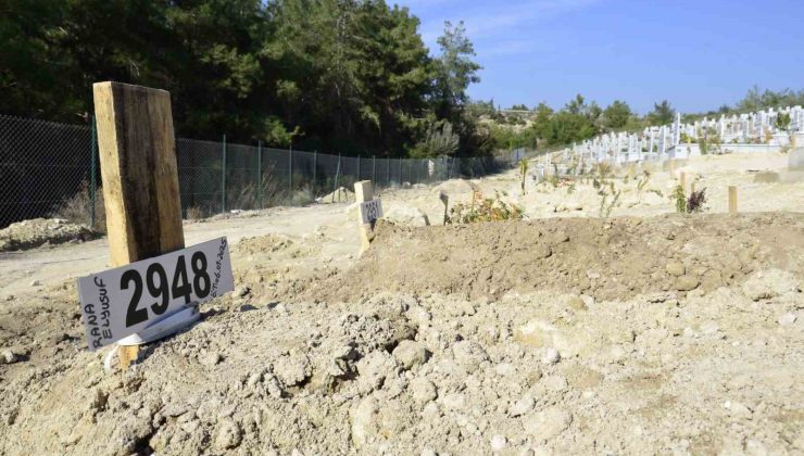 Mersin’de zehirlenme sonucu ölen 3 kardeşten ikisi toprağa verildi