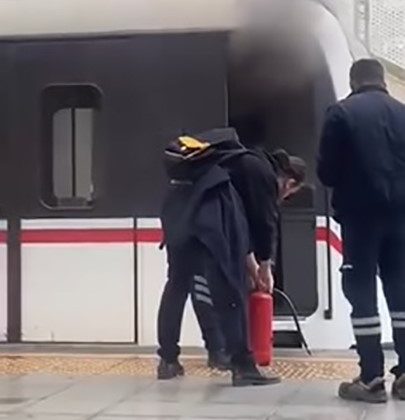 Metrodan çıkan duman korkuttu, yolcular tahliye edildi