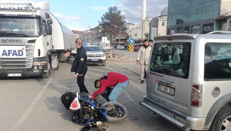 Motosiklet ile hafif ticari araç çarpıştı: 1 yaralı