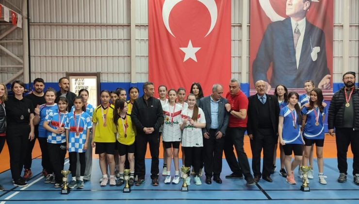 Okul sporları badminton yıldız kızlar maçları sona erdi