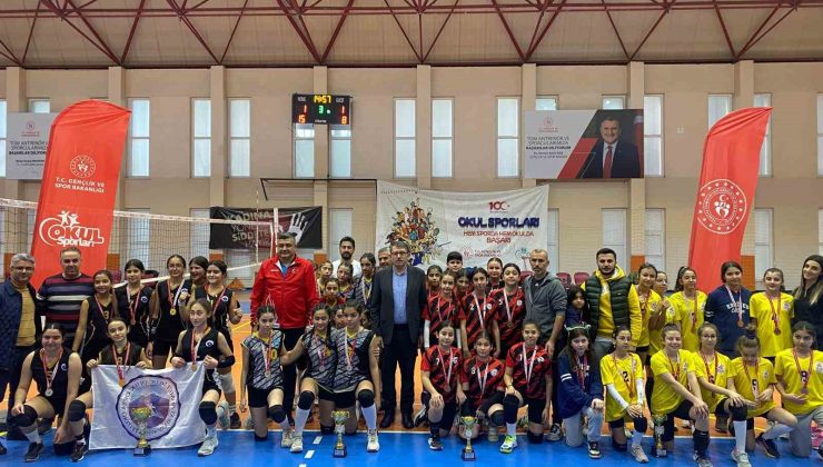 Okul sporları voleybol küçük erkek ve kız maçları sona erdi