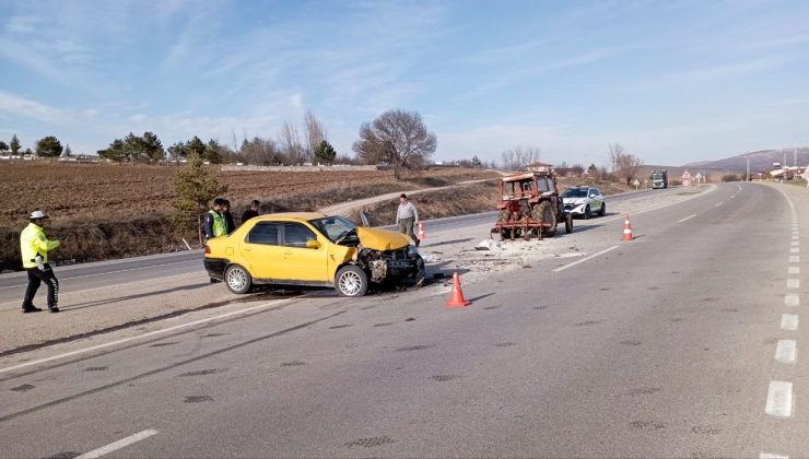 Otomobil traktöre arkadan çarptı: 2 yaralı