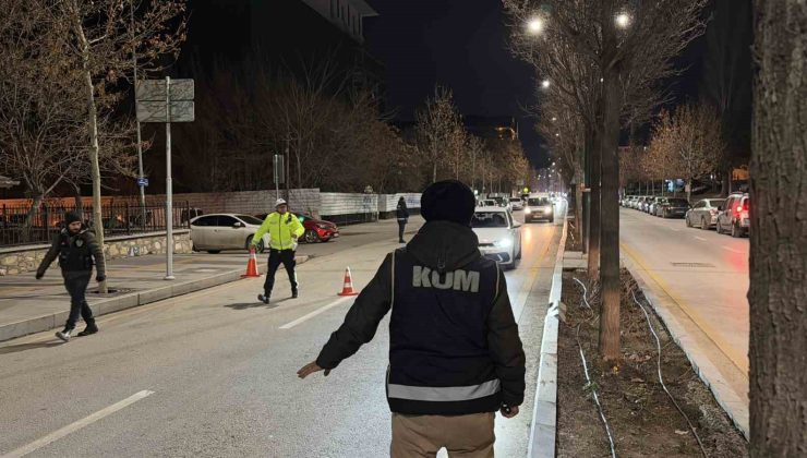 Polis yol uygulamasında kaçak alkol ve uyuşturucu ele geçirdi