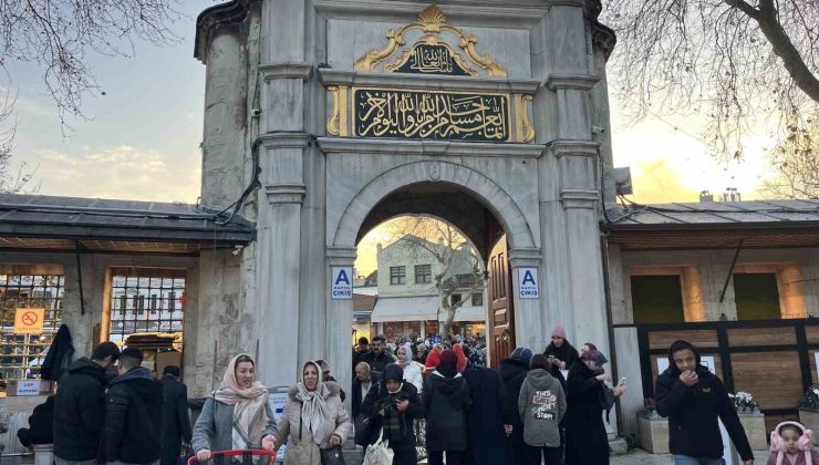 Regaip Kandili’nde vatandaşlar Eyüpsultan Camii’ne akın etti