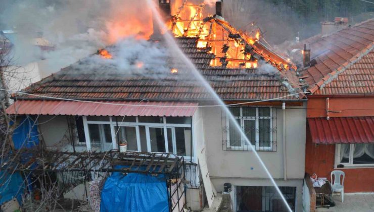 Samsun’da ev yangını: Çatı katı alevlere teslim oldu