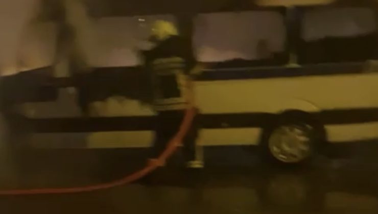 Tarsus’ta seyir halindeki servis aracı yandı