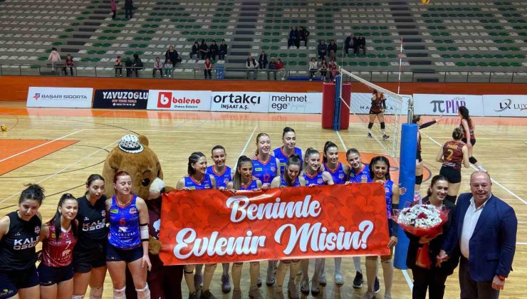 Voleybol maçında sürpriz evlenme teklifi