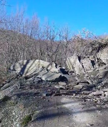 Yangın dehşetinin ardından bu sefer heyelanda yolları kapandı