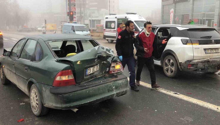 Yoğun sis ve buzlanma zincirleme kazayı beraberinde getirdi: 6 araç çarpıştı, 3 yaralı