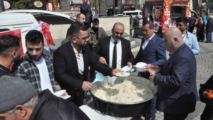 Alparslan Türkeş’in vefat yıl dönümünde Edremit’te lokma ve pilav hayrı düzenlendi