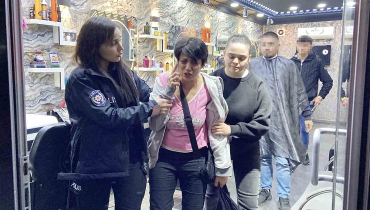 Kendisine yardımcı olmak isteyen polisi itip, “Köpek gibi bekliyorlar” diye şikayet etti