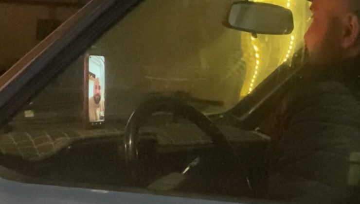 Seyir halinde görüntülü sohbet etti, direksiyonu bırakıp düşen telefonu kaldırdı… O anlar kamerada